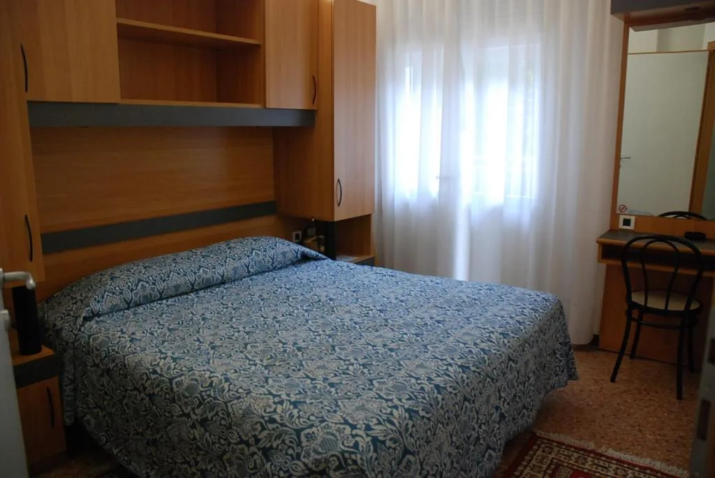 Standard Double Room with Balcony — Hotel Valdor