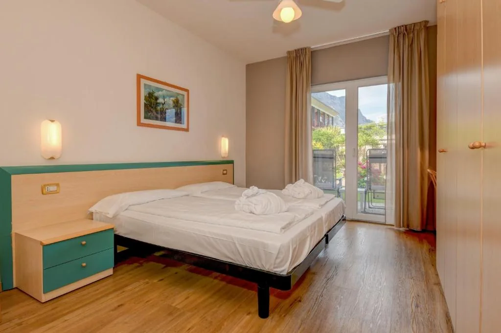Camera Matrimoniale Standard con Letto Supplementare e Vista Giardino — Hotel Du Lac