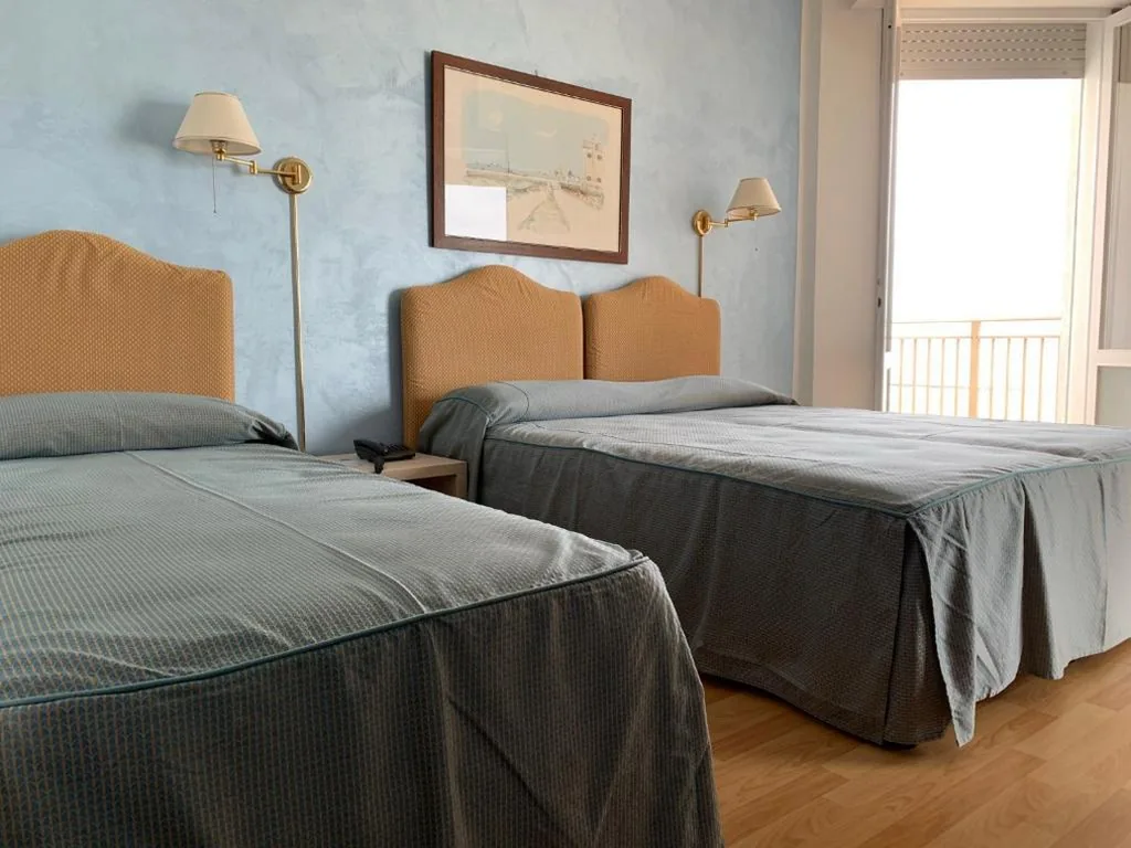 Camera Matrimoniale Standard con Letto Supplementare — Hotel Universo