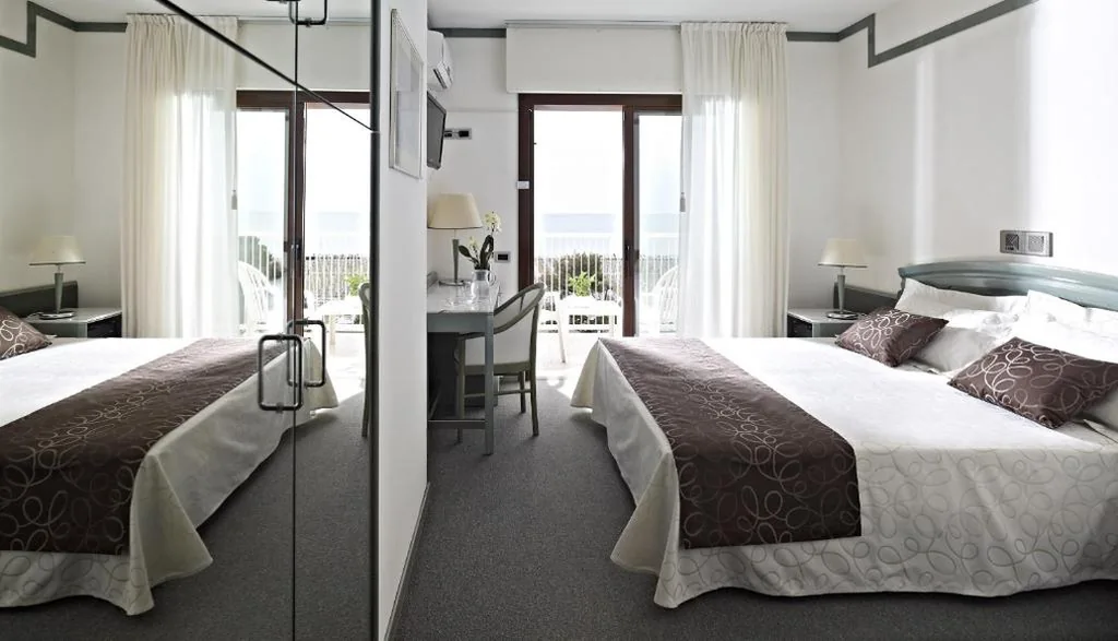 Standard Double Room with Side Sea View — Hotel Atlantic