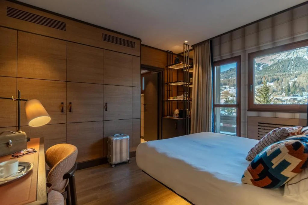 Standard Double Room — Eight Cortina