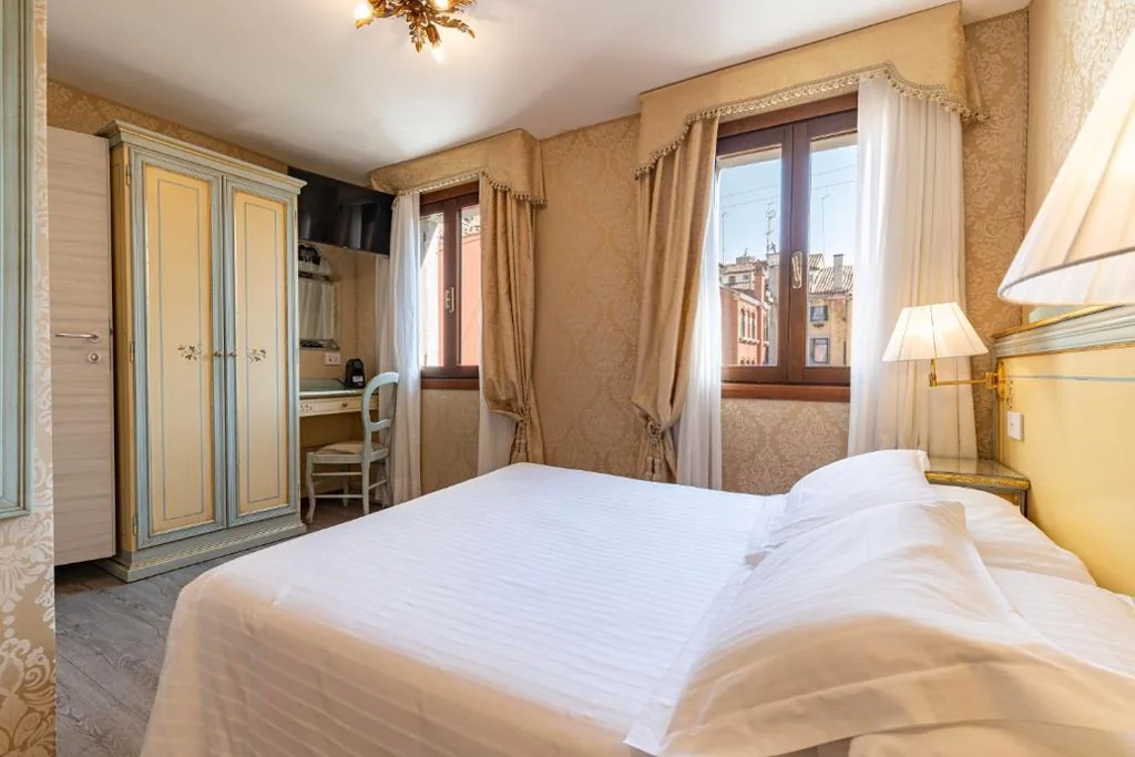 Standard Double Room — Hotel Falier