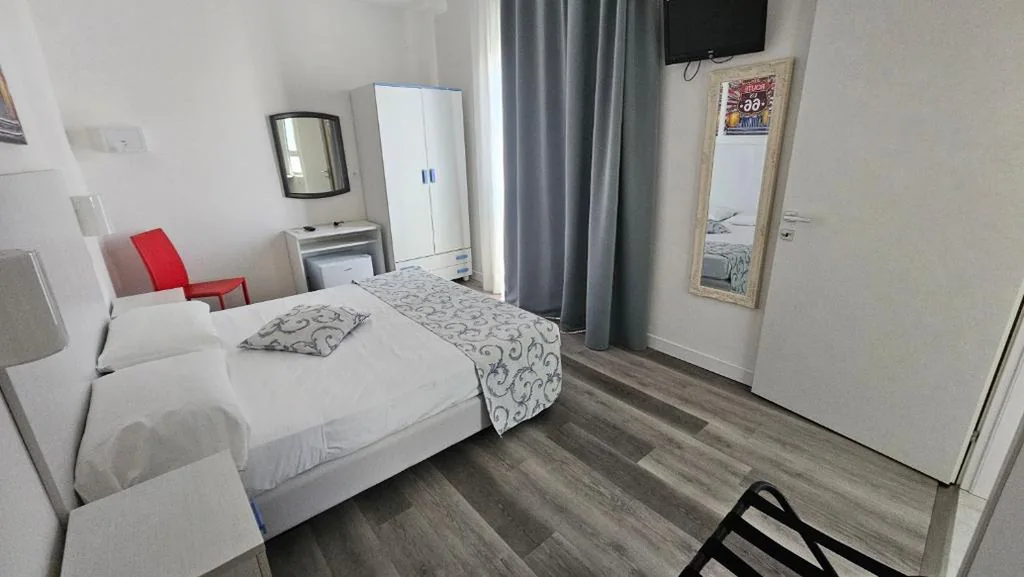 Standard Double Room — Hotel Linda