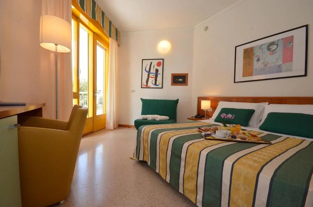 Standard Double Room — Hotel Luna