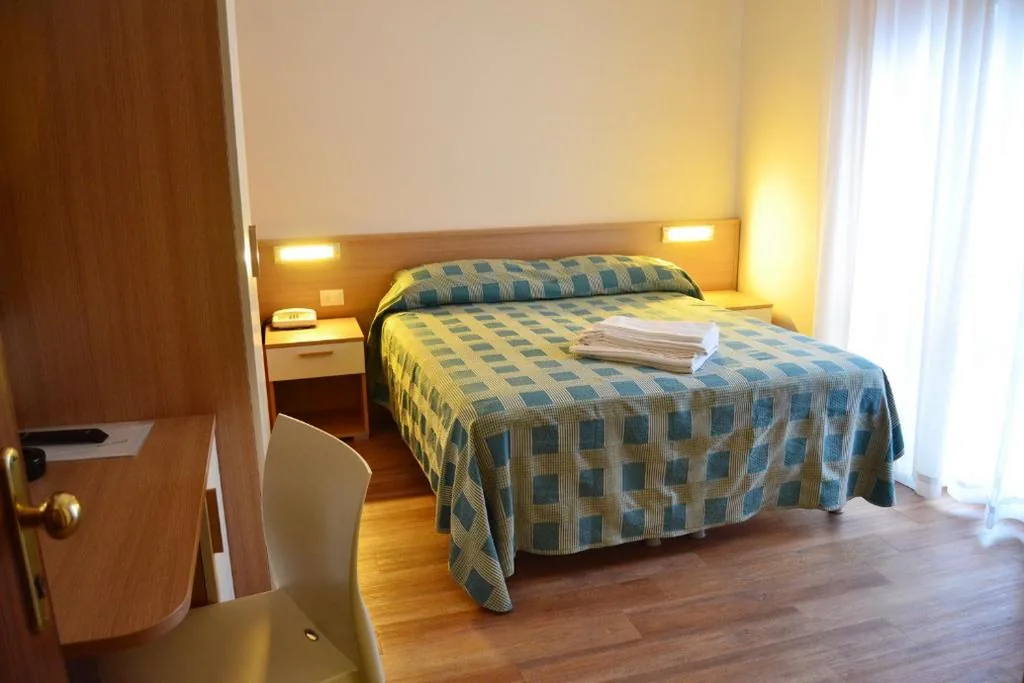 Camera Matrimoniale Standard — Hotel Midi