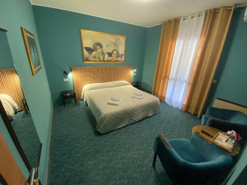 Standard Double Room — Hotel Rey’s
