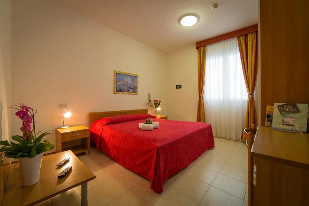 Standard Double Room — Hotel Venezia
