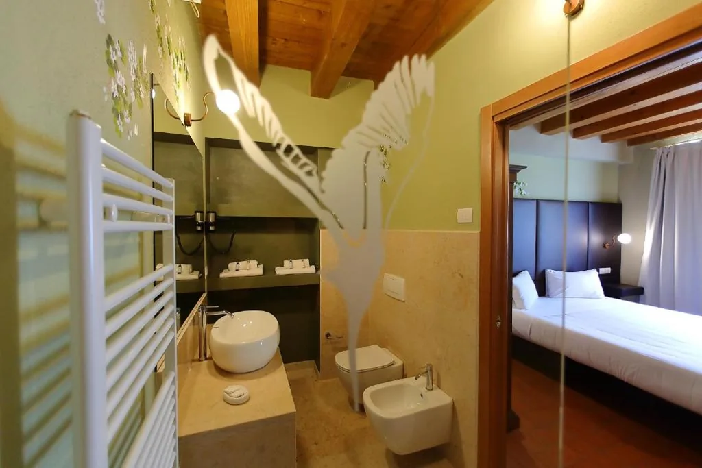 Standard Double Room — La Boheme Chambres