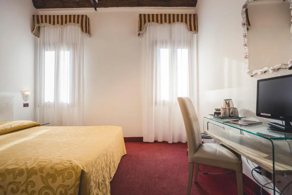 Standard Double Room — Locanda Ca’ Lucrezia