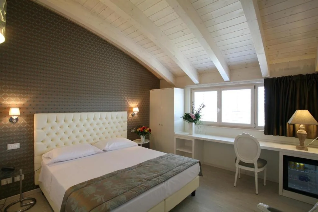 Camera Matrimoniale Standard — Nuova Opera Rooms & Apartments
