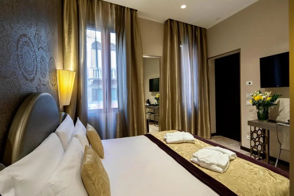 Superior Double Room — Alle Guglie Boutique Hotel