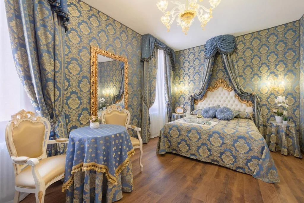 Superior Double Room with External Private Bathroom and Canal View — Canal View San Marco Luxury Rooms