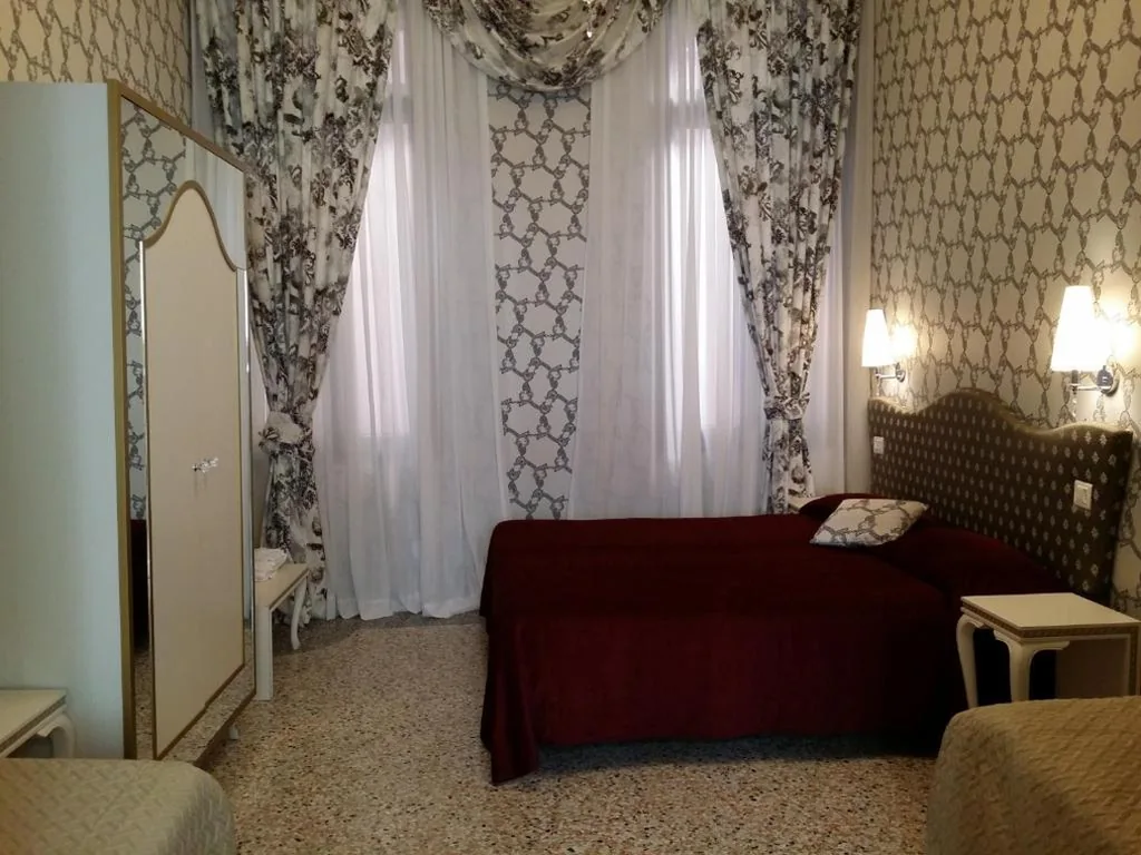 Superior Double Room with External Private Bathroom — Hotel Ca’ Nobile Corner