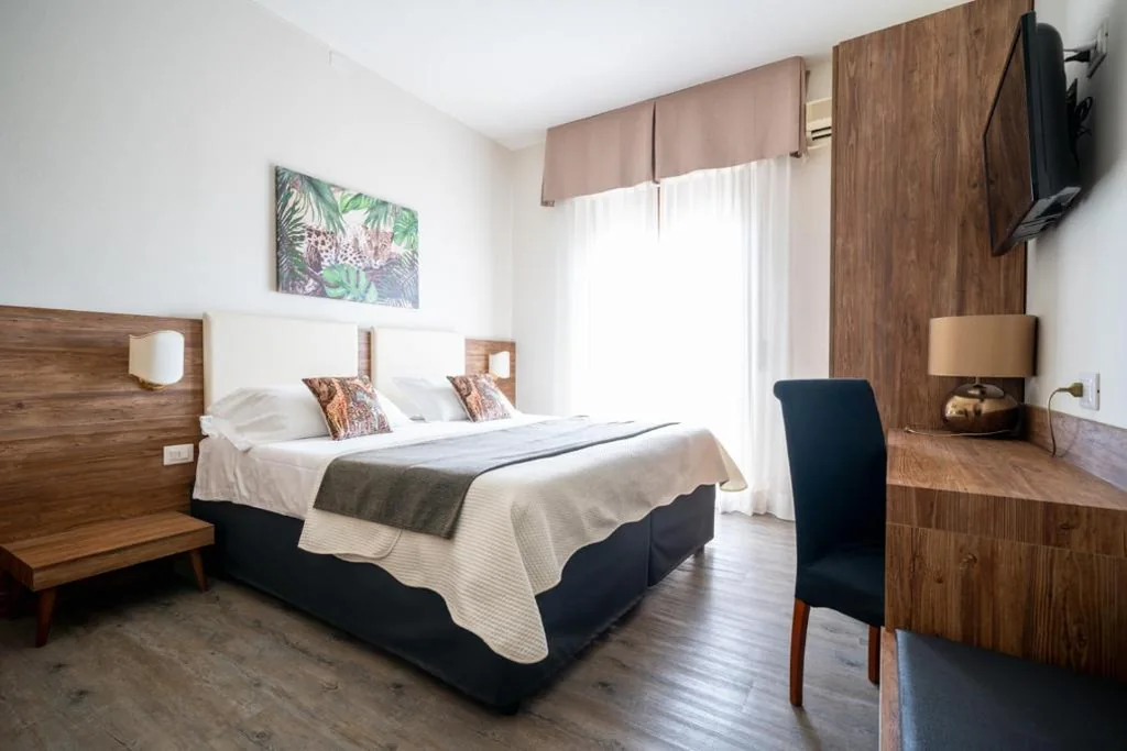 Camera Matrimoniale Superior con Balcone — B City Hotel Bardolino