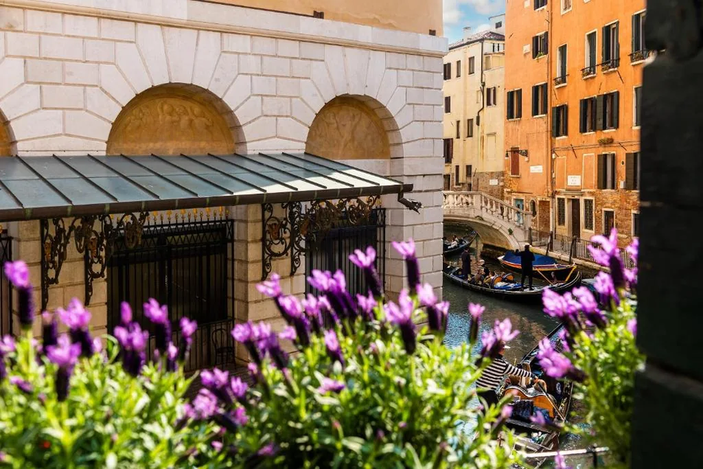 Camera Matrimoniale Superior con Balcone e Vista Canale — Ca’ Maria Callas