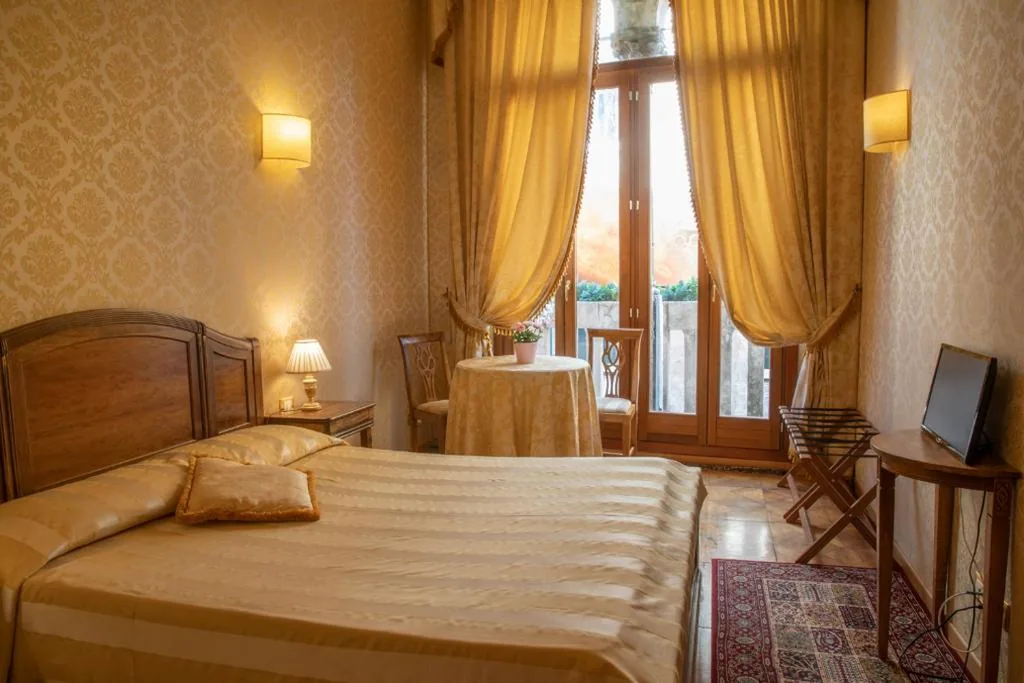 Camera Matrimoniale Superior con Balcone e Vista Canale — Dimora Al Doge Beato Canal View