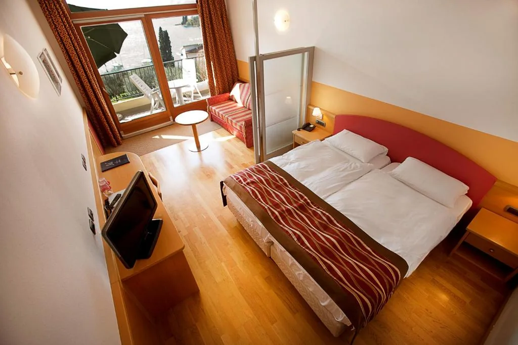 Superior Double Room with Balcony and Lake View — Hotel Baia Verde
