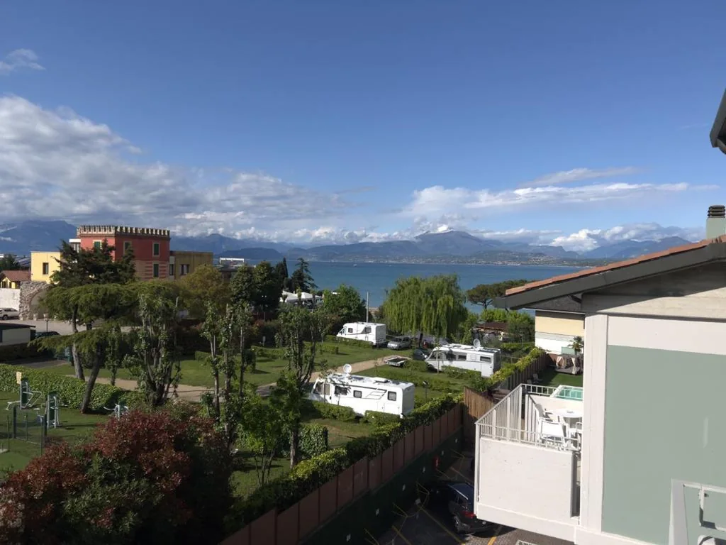 Camera Matrimoniale Superior con Balcone e Vista Lago Parziale — Hotel Puccini