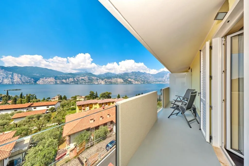 Superior Double Room with Balcony and Lake View — Hotel Villa Smeralda