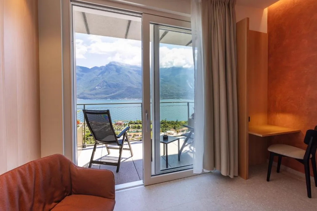 Superior Double Room with Balcony and Lake View — LLAC Living Nature Hotel