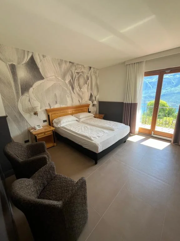 Camera Matrimoniale Superior con Balcone e Vista Lago — Villa Selene
