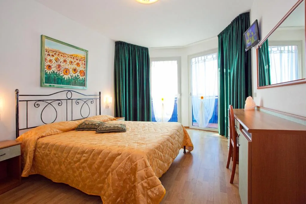 Camera Matrimoniale Superior con Balcone — Hotel Catto Suisse