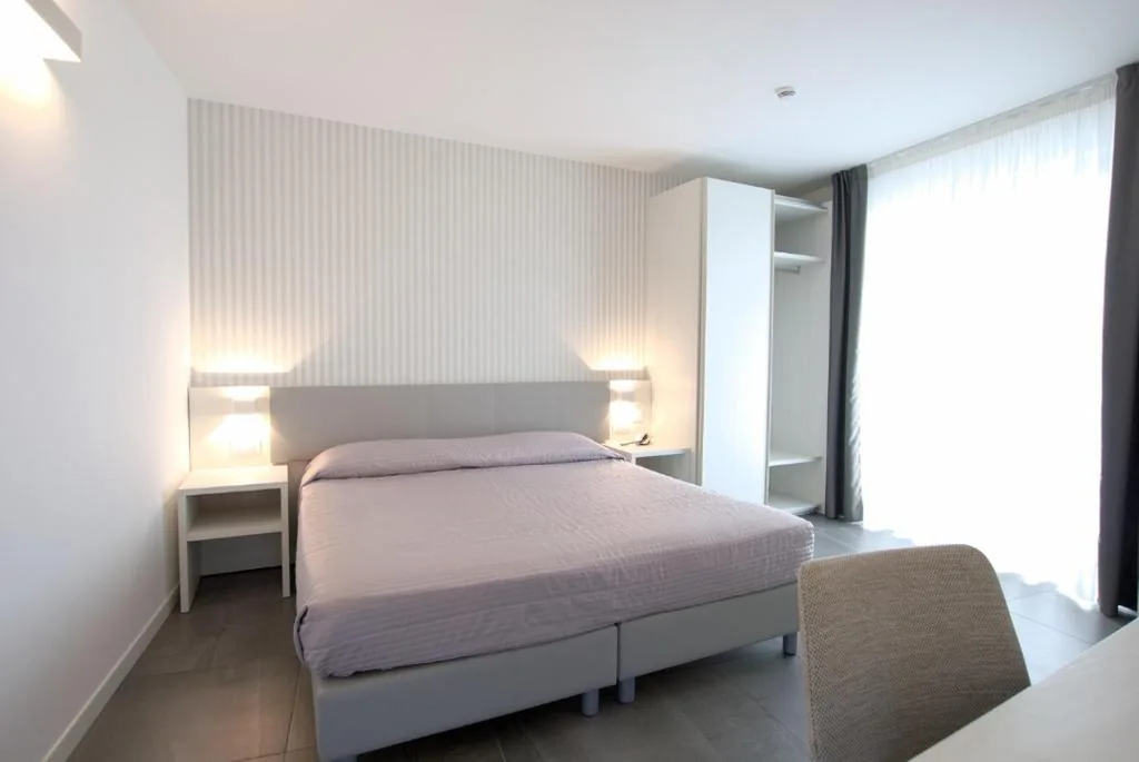 Superior Double Room with Balcony — Hotel Paris