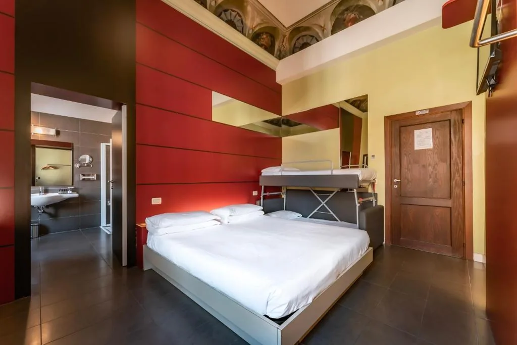 Camera Matrimoniale Superior con Divano-Letto a Castello — Sogno di Giulietta e Romeo