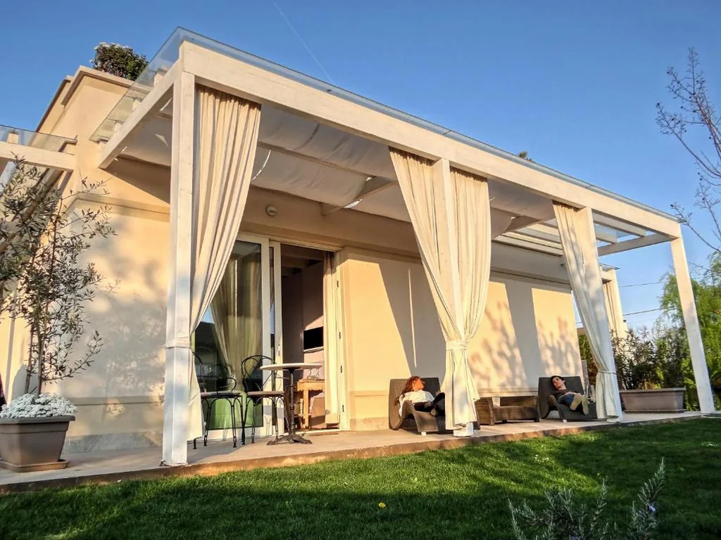 Camera Matrimoniale Superior con Letto Supplementare e Vista Giardino — B&B La Magia dei Sogni Relais