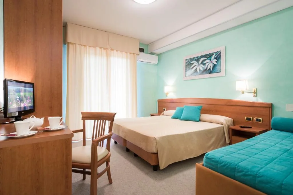 Camera Matrimoniale Superior con Letto Supplementare — Hotel Al Cigno