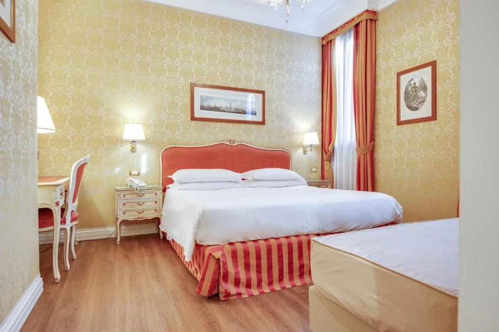 Camera Matrimoniale Superior con Letto Supplementare — Hotel Antiche Figure