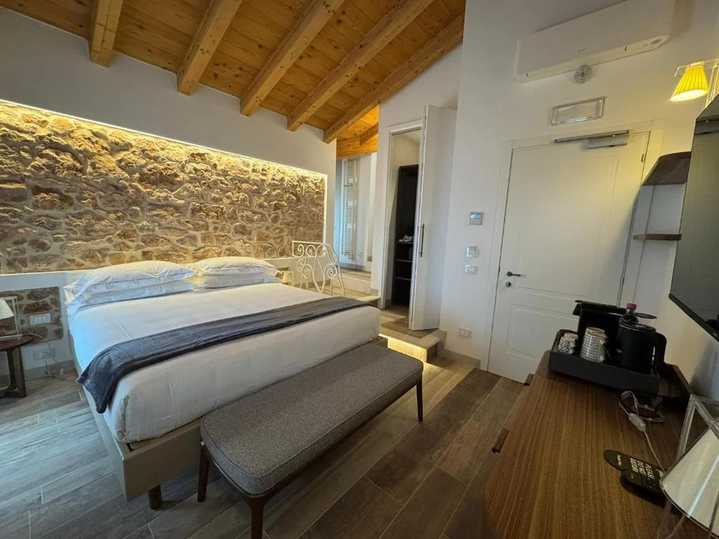 Superior Double Room with Terrace and Lake View — Hotel Villa Leopardi 4S – Adults only