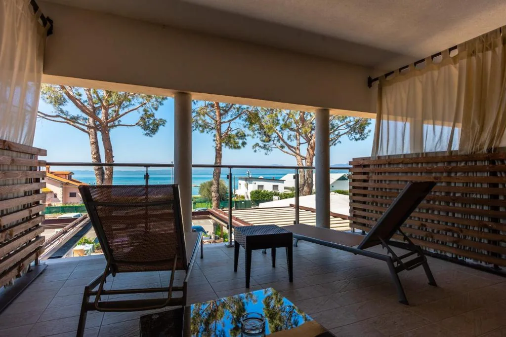 Superior Double Room with Terrace and Lake View — Hotel Maximilian