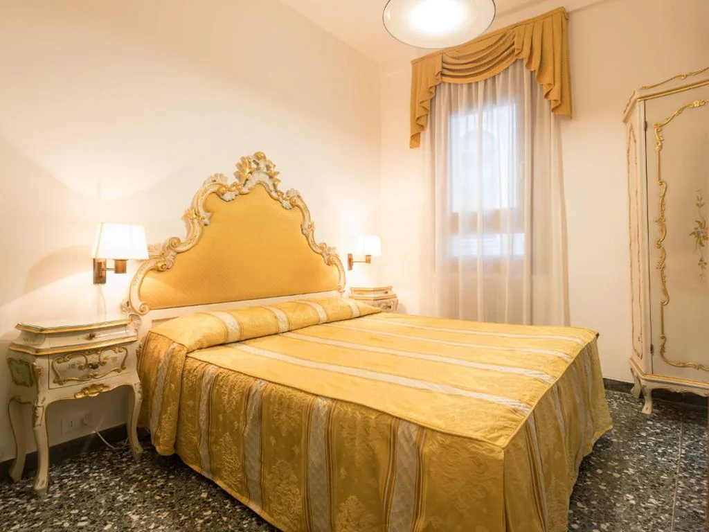 Superior Double Room with Canal View — Albergo Basilea