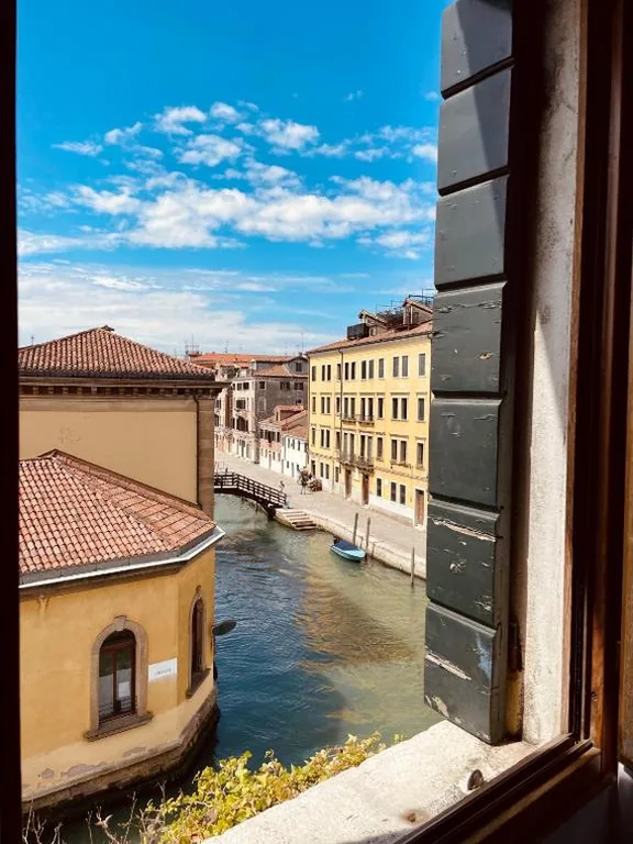 Camera Matrimoniale Superior con Vista Canale — Alla Corte Rossa