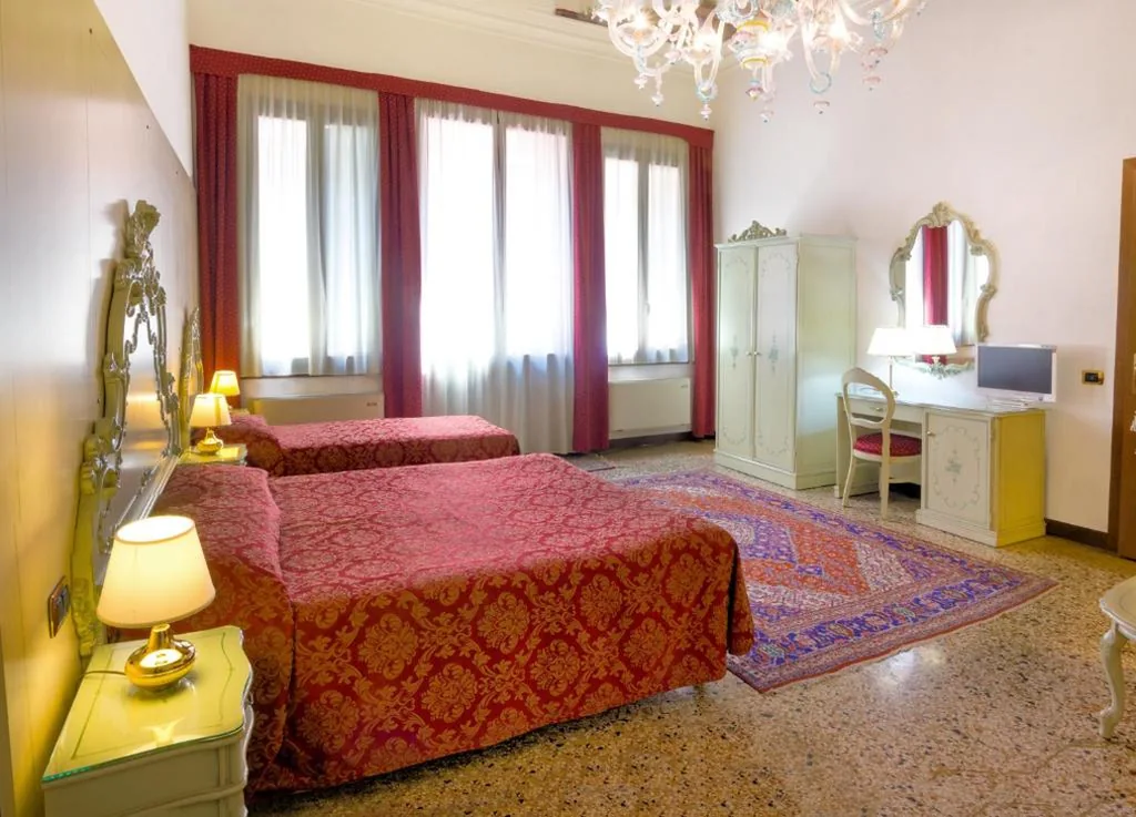 Camera Matrimoniale Superior con Vista Canale — Guesthouse Ca’ San Marcuola 1