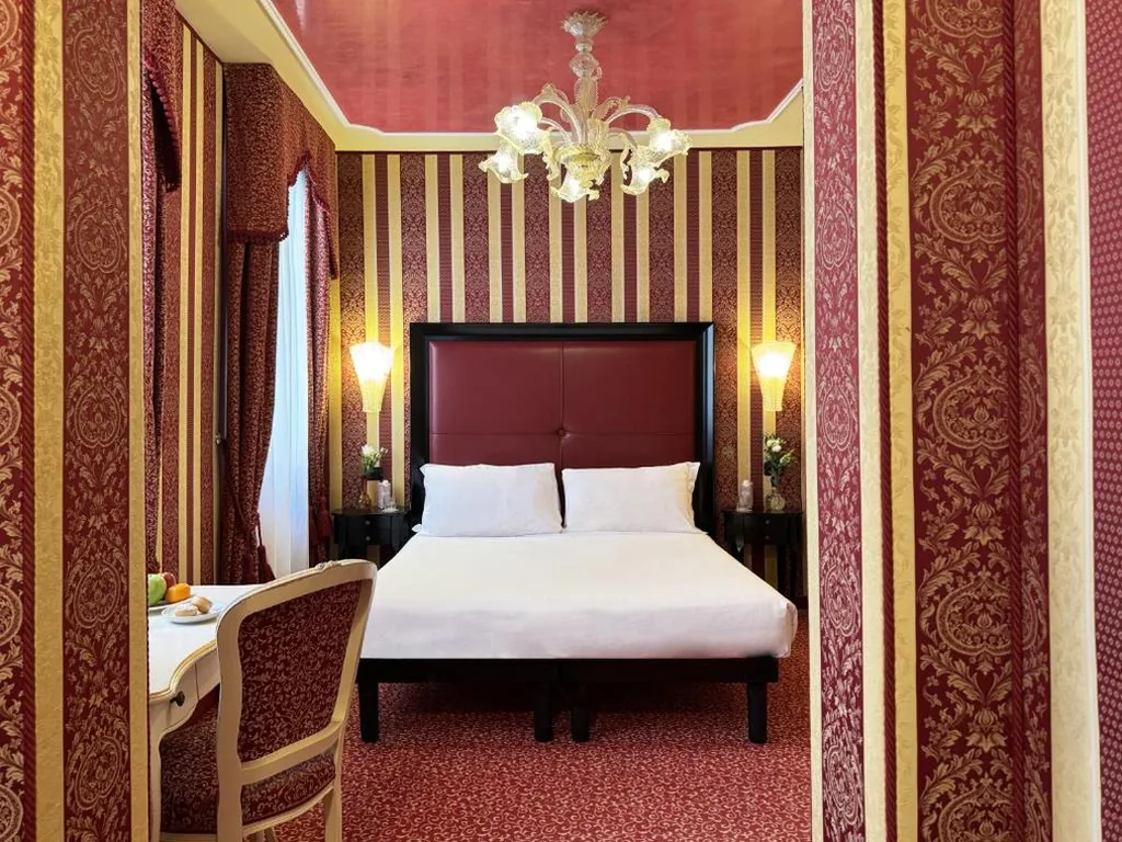 Superior Double Room with Canal View — Hotel Alcyone