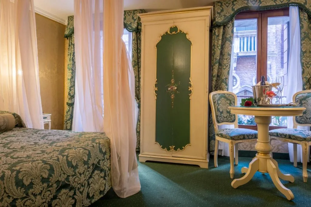 Camera Matrimoniale Superior con Vista Canale — Hotel Becher
