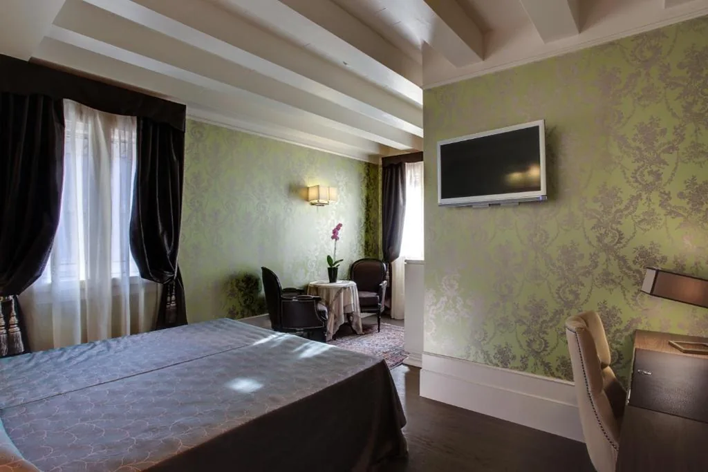 Superior Double Room with Canal View — Hotel Moresco