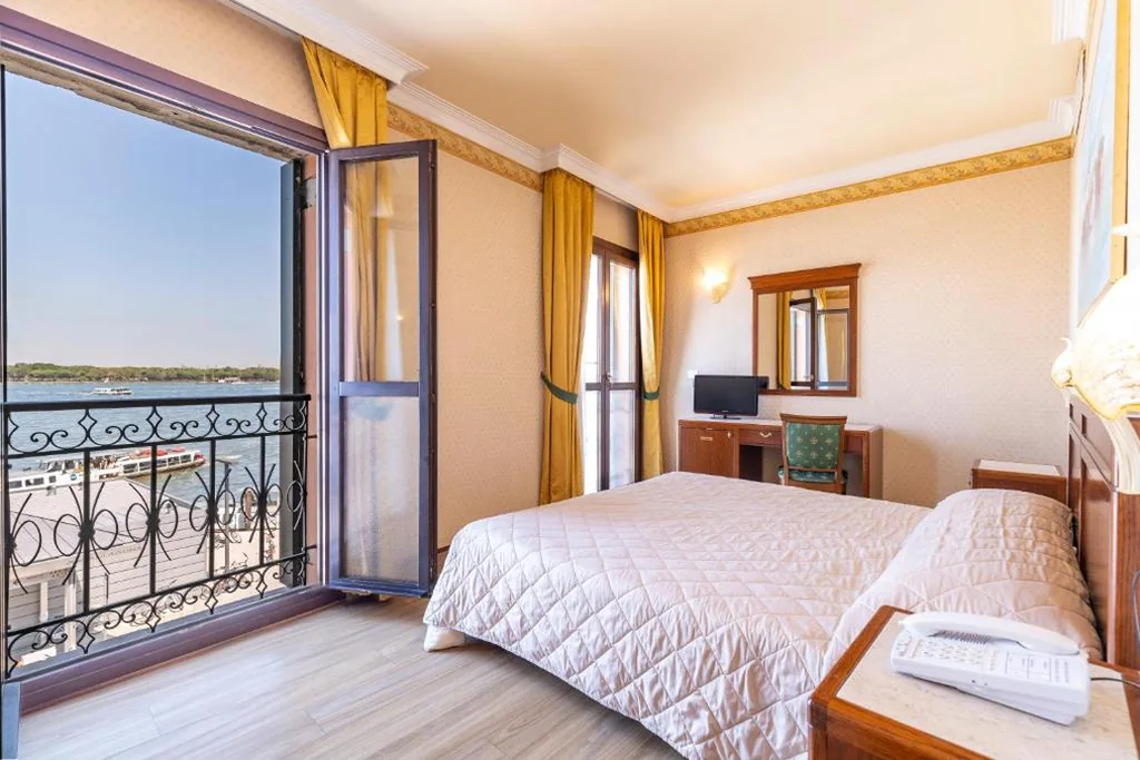 Superior Double Room with Front Lagoon View — Hotel Panorama