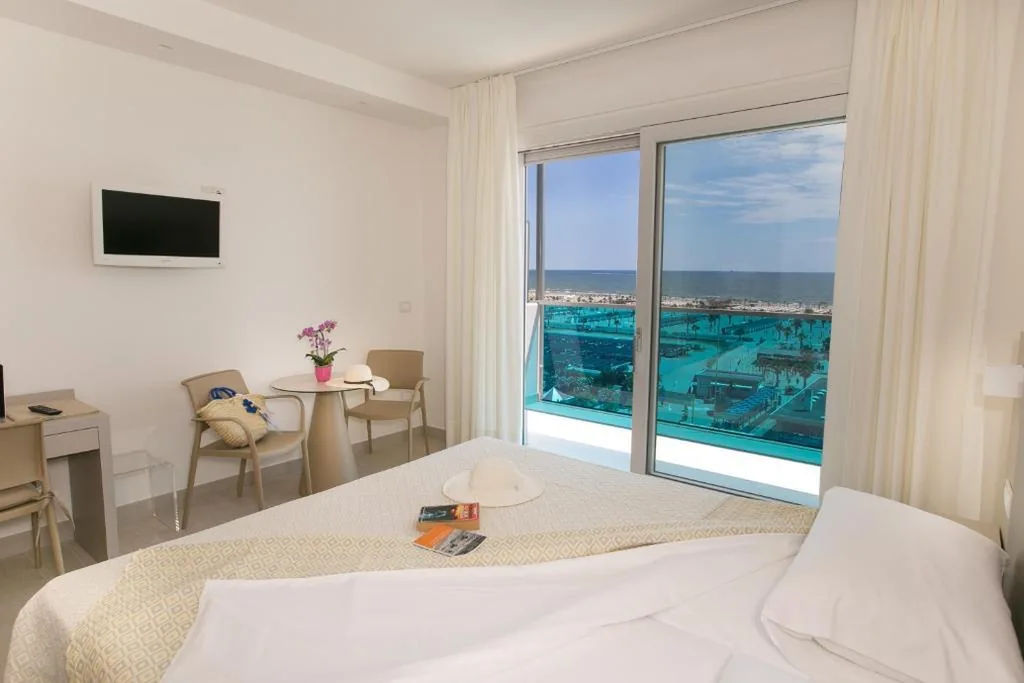 Superior Double Room with Sea View — Hotel Pineta