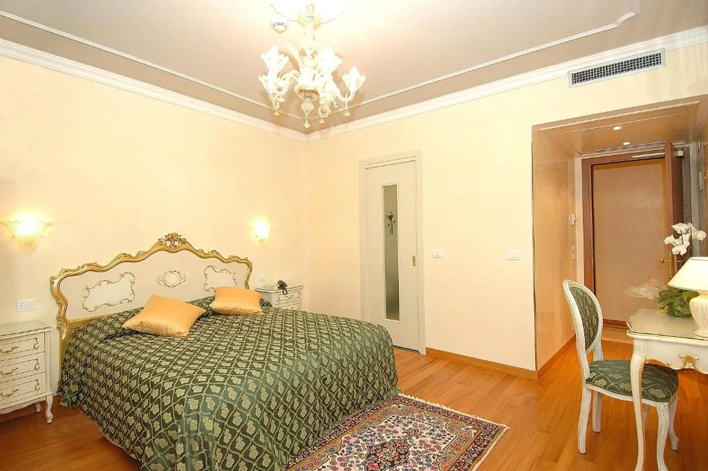 Superior Double Room — Hotel San Luca Venezia