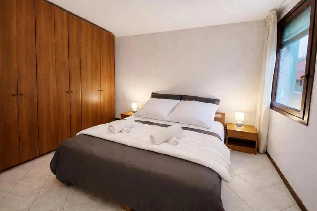 Camera Matrimoniale — Zen Accommodations Canal view
