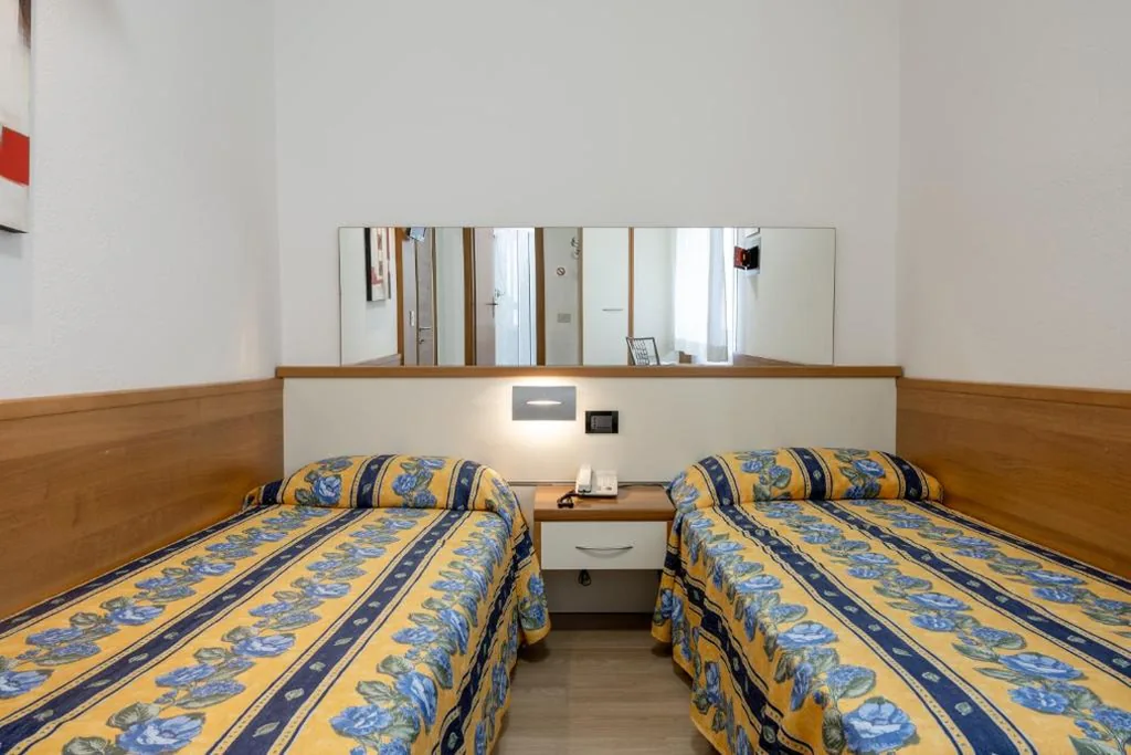 Small Twin Room — Hotel Continental