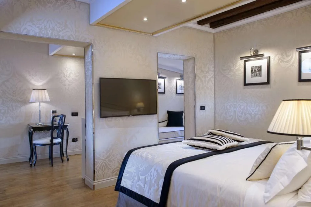 Camera Premium con Letto Queen-Size - Non Fumatori — Hotel Olimpia Venice, BW Signature Collection 3sup
