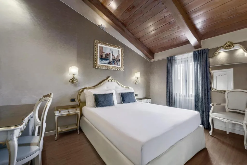 Camera Quadrupla Classic con Letto Queen-Size e Divano-Letto - Non Fumatori — Hotel Olimpia Venice, BW Signature Collection 3sup