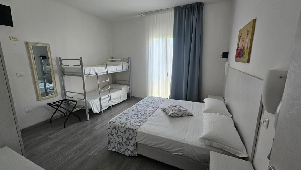Classic Quadruple Room — Hotel Linda