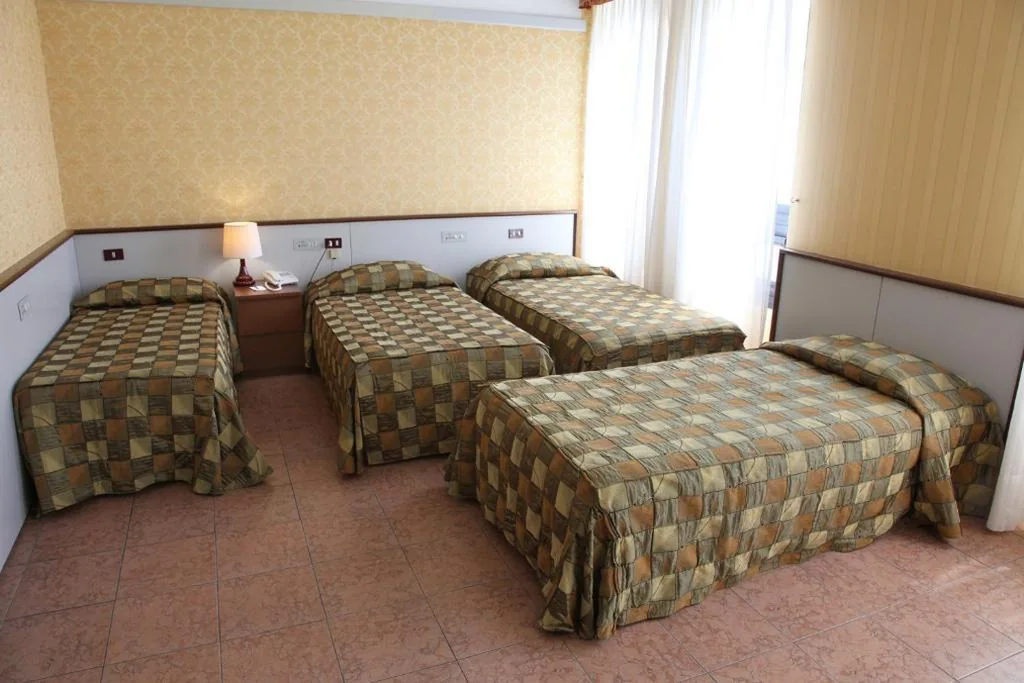 Camera Quadrupla Classic — Hotel Maxim