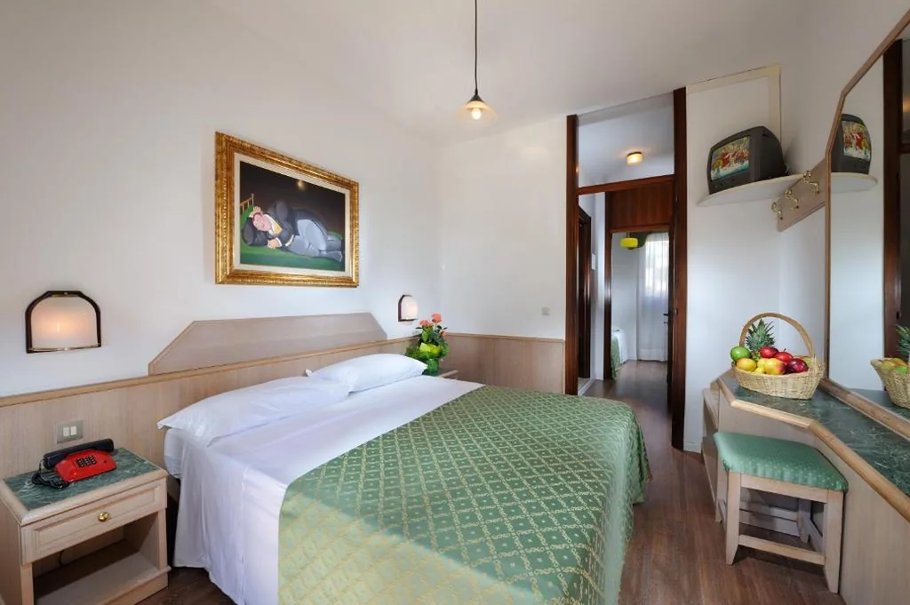Classic Quadruple Room — Hotel Niagara