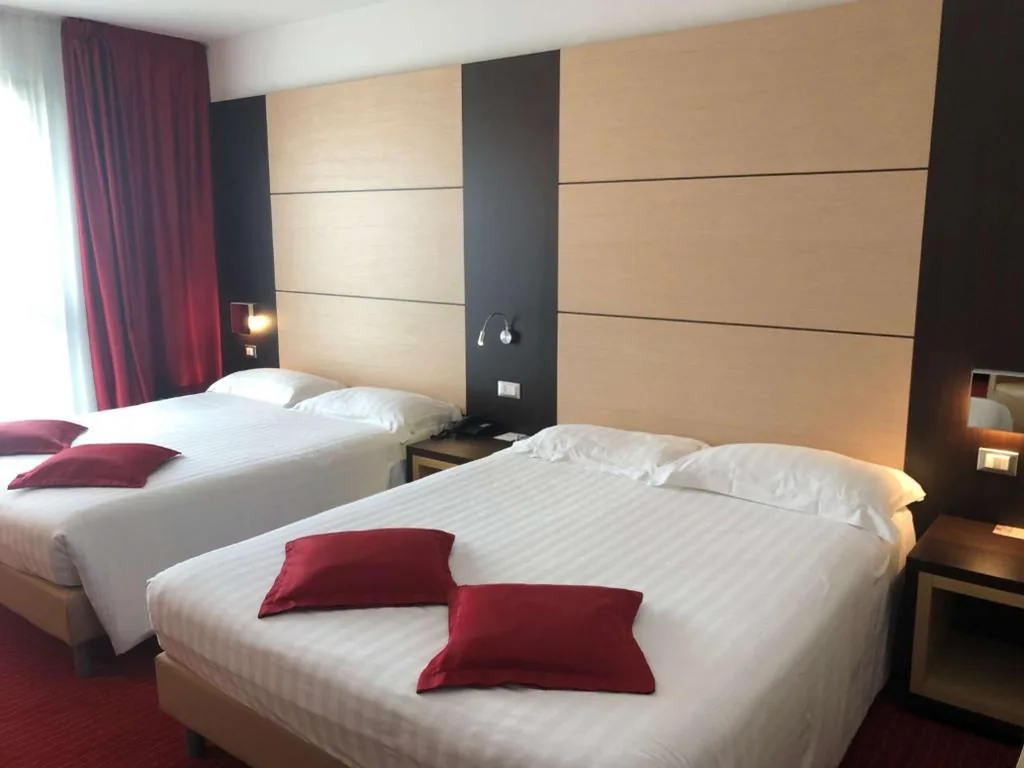 Camera Quadrupla Comfort con 2 Letti Queen-Size — Best Western Plus Hotel Galileo Padova